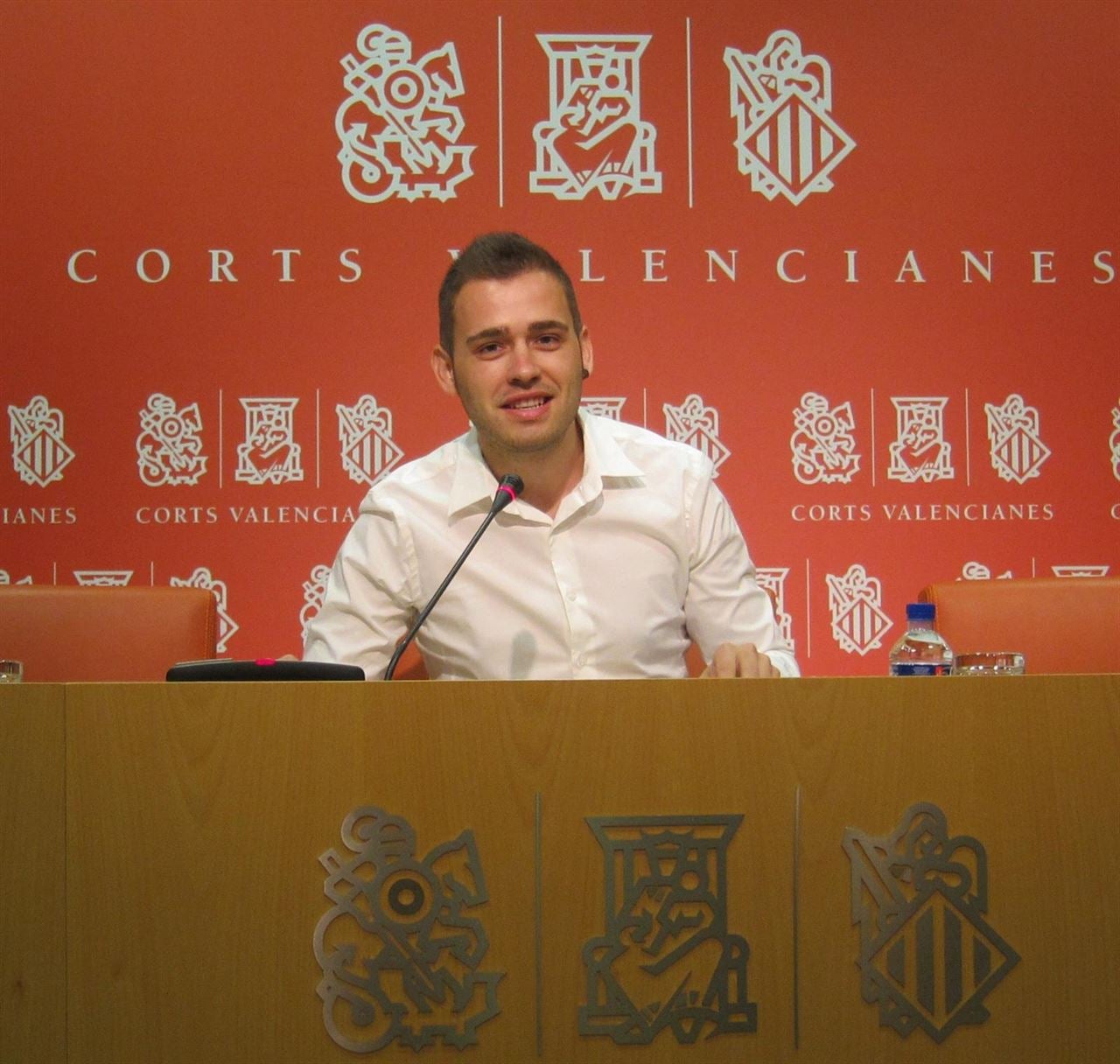 El portavoz de Compromís en les Corts insta a su partido a no aprobar los recortes exigidos por el gobierno central El portavoz de Compromís en les Corts insta a su partido a no aprobar los recortes exigidos por el gobierno central