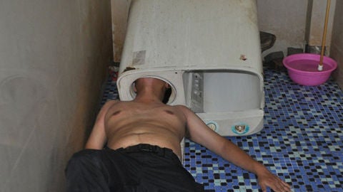 Un hombre queda atrapado en su lavadora