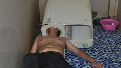 Un hombre queda atrapado en su lavadora Un hombre queda atrapado en su lavadora