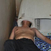 Un hombre queda atrapado en su lavadora