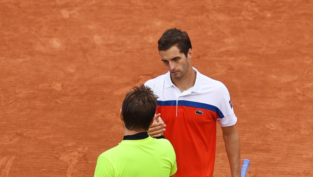 Wawrinka saluda a Albert Ramos después de su partido en Roland Garros