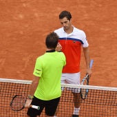 Wawrinka saluda a Albert Ramos después de su partido en Roland Garros