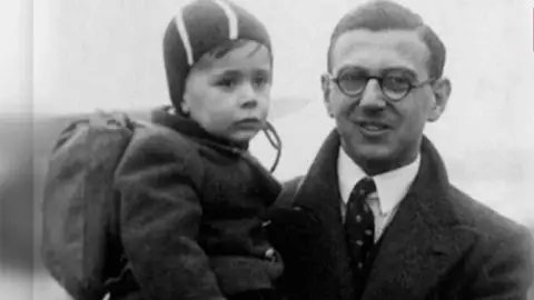 Nicholas Winton, el hombre que salvó a varios niños nazis. Nicholas Winton, el hombre que salvó a varios niños nazis.