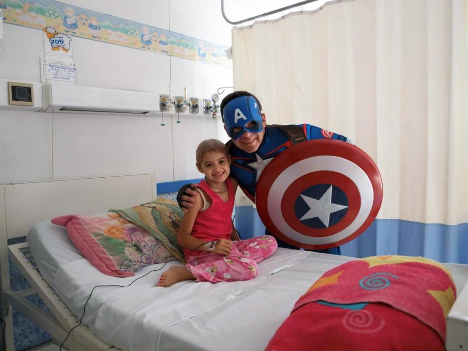 Un pediatra se disfraza de superhéroe a diario para atender a niños con cáncer Un pediatra se disfraza de superhéroe a diario para atender a niños con cáncer
