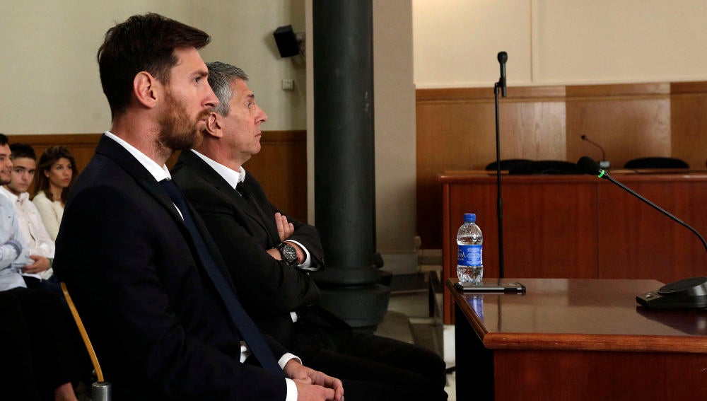 Leo Messi se sienta en el banquillo