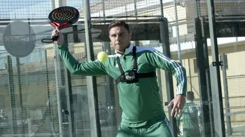 Joaquín golpea una pelota de padel Joaquín golpea una pelota de padel