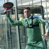 Joaquín golpea una pelota de padel Joaquín golpea una pelota de padel