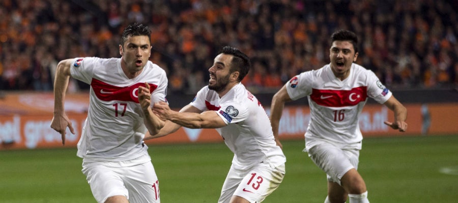Yilmaz celebra un gol con Turquía Yilmaz celebra un gol con Turquía
