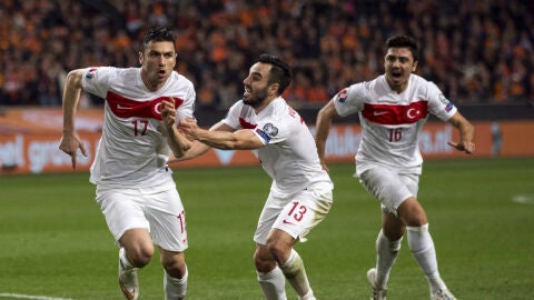 Yilmaz celebra un gol con Turqu&iacute;a