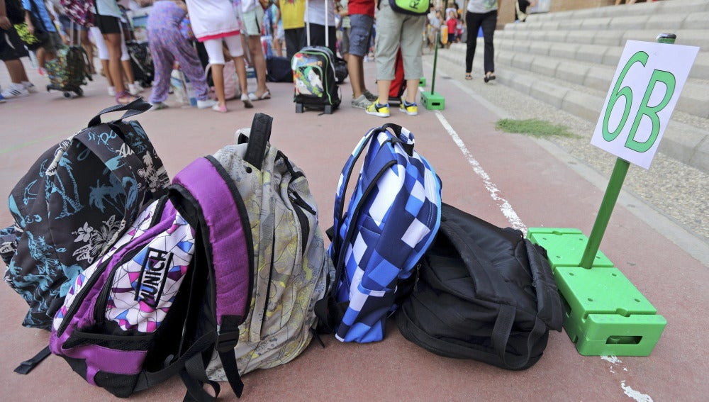 Las mochilas de varios escolares en un colegio