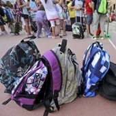 Las mochilas de varios escolares en un colegio Las mochilas de varios escolares en un colegio