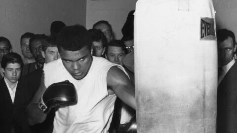 Muhammad Ali golpea un saco de boxeo
