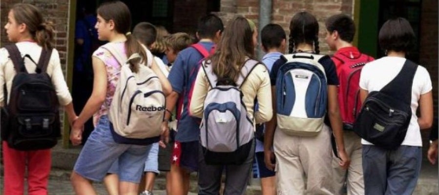 Niños yendo al colegio Niños yendo al colegio