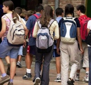 Niños yendo al colegio Niños yendo al colegio