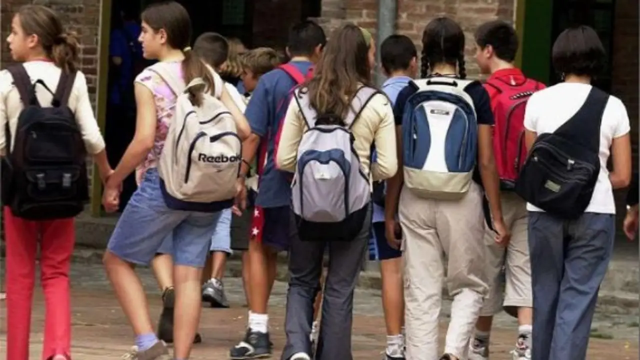 Niños yendo al colegio Niños yendo al colegio