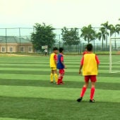 Niños chinos jugando al fútbol