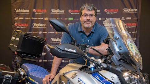 Hugo Scagnetti junto a su moto conectada