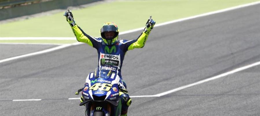 El italiano Valentino Rossi celebra su victoria la carrera de MotoGP del Gran Premio de Cataluña El italiano Valentino Rossi celebra su victoria la carrera de MotoGP del Gran Premio de Cataluña
