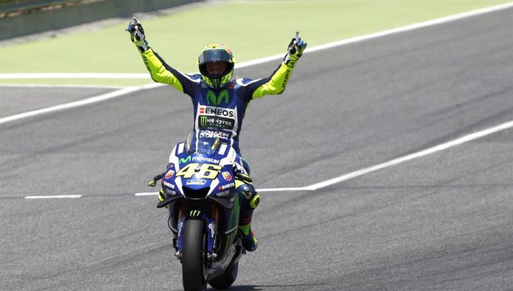 El italiano Valentino Rossi celebra su victoria la carrera de MotoGP del Gran Premio de Cataluña