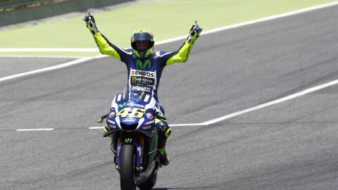 El italiano Valentino Rossi celebra su victoria la carrera de MotoGP del Gran Premio de Catalu&ntilde;a