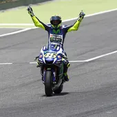 El italiano Valentino Rossi celebra su victoria la carrera de MotoGP del Gran Premio de Cataluña El italiano Valentino Rossi celebra su victoria la carrera de MotoGP del Gran Premio de Cataluña