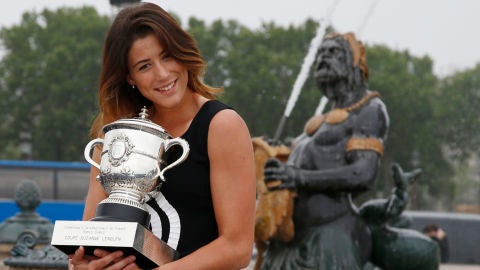 Garbi&ntilde;e Muguruza, con el trofeo de Roland Garros
