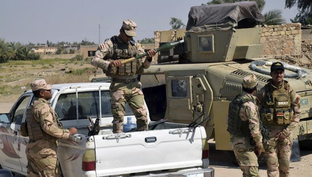 Soldados iraquíes toman posiciones en la localidad de Ramadi, en las inmediaciones de la ciudad de Faluya, Irak