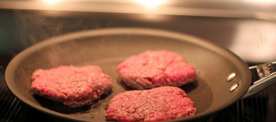 Unas hamburguesas en una sartén Unas hamburguesas en una sartén