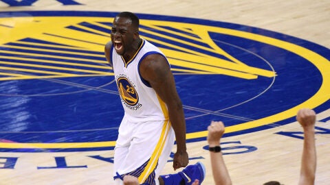 Draymond Green celebra una canasta con la afici&oacute;n de los Warriors