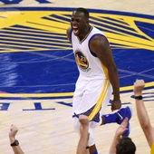 Draymond Green celebra una canasta con la afición de los Warriors Draymond Green celebra una canasta con la afición de los Warriors