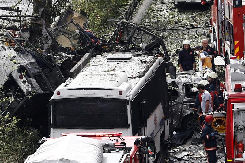 Al menos 11 muertos y 36 heridos por una explosión de un autobús en Estambul Al menos 11 muertos y 36 heridos por una explosión de un autobús en Estambul