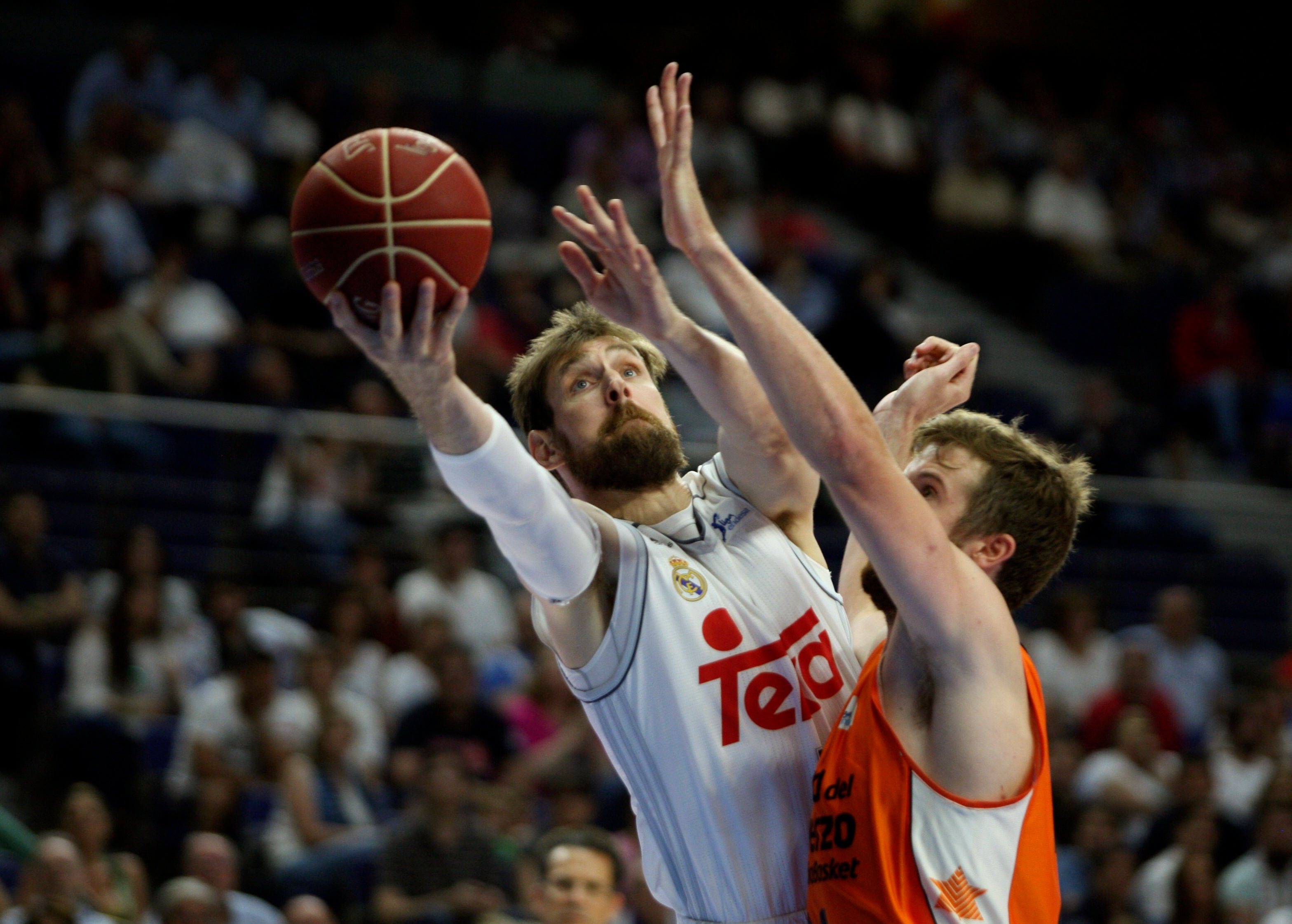 El Real Madrid alcanza la final de la ACB tras ganar al Valencia en un trepidante partido El Real Madrid alcanza la final de la ACB tras ganar al Valencia en un trepidante partido