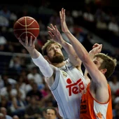 Nocioni anotando una canasta ante Valencia Basket Nocioni anotando una canasta ante Valencia Basket