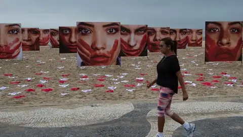 Las 420 bragas en la playa representan las violaciones cometidas en Brasil cada tres días Las 420 bragas en la playa representan las violaciones cometidas en Brasil cada tres días