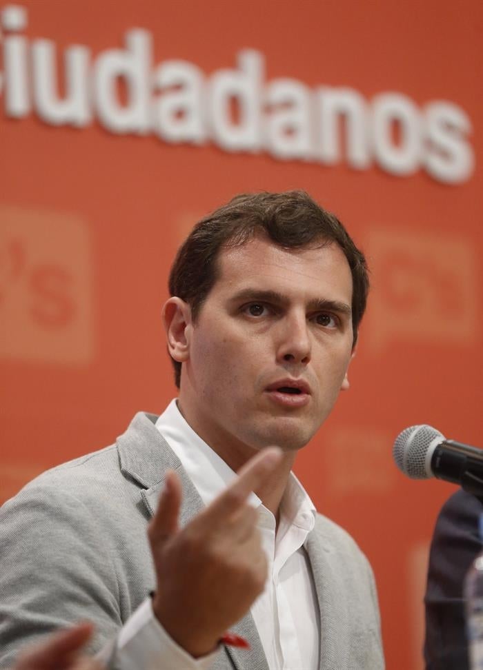 Rivera pide a Rajoy y Sánchez negociar "sin condiciones" el 27 de junio Rivera pide a Rajoy y Sánchez negociar "sin condiciones" el 27 de junio