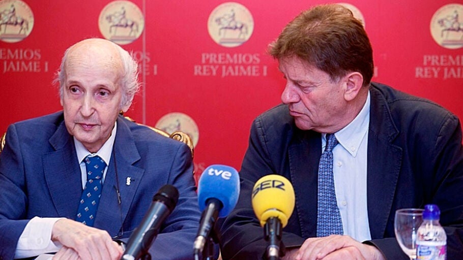 Javier Quesada, adjunto de direcci&oacute;n de los premios Rey Jaime I, junto al profesor Santiago Grisol&iacute;a