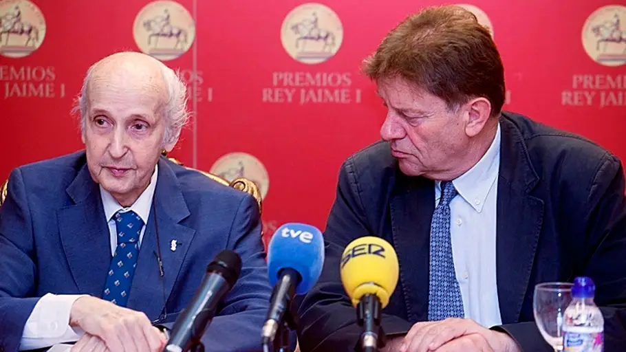 Javier Quesada, adjunto de dirección de los premios Rey Jaime I, junto al profesor Santiago Grisolía Javier Quesada, adjunto de dirección de los premios Rey Jaime I, junto al profesor Santiago Grisolía