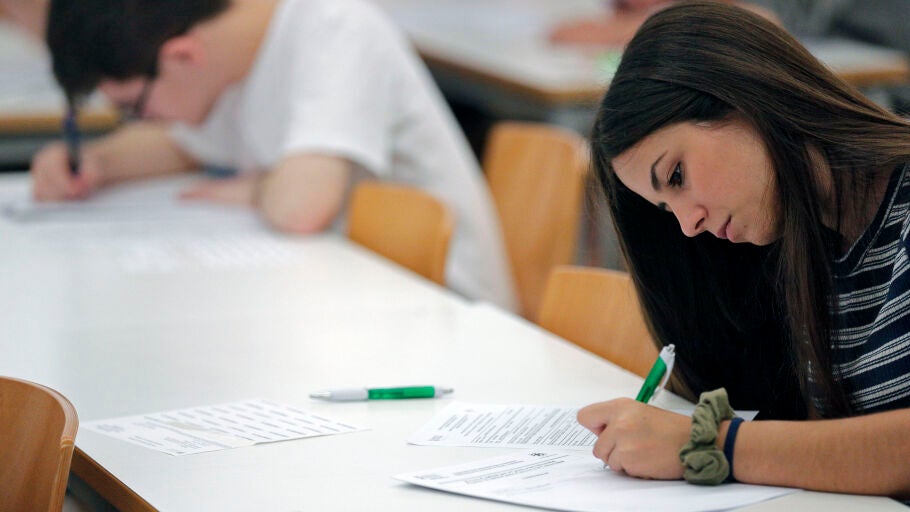 Alumnos haciendo un examen de Selectividad en Valencia