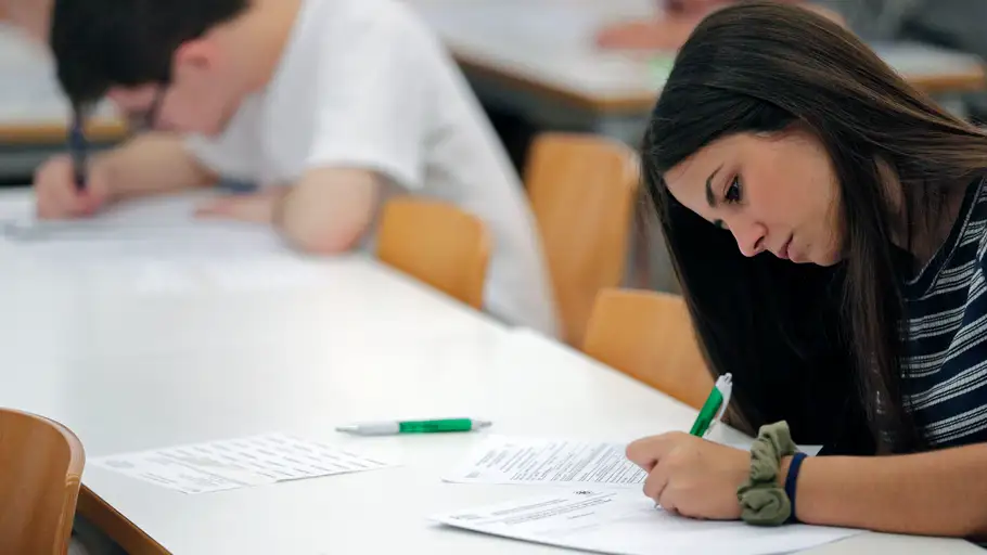 Alumnos haciendo un examen Alumnos haciendo un examen de Selectividad en Valencia