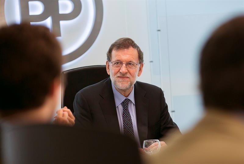 El PP se mantiene como primera fuerza logrando entre 118 y 121 escaños El PP se mantiene como primera fuerza logrando entre 118 y 121 escaños