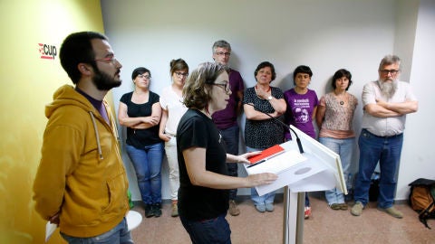 La diputada de la CUP, Eul&agrave;lia Reguant, y el portavoz de comunicaci&oacute;n en el Parlament, Albert Botran