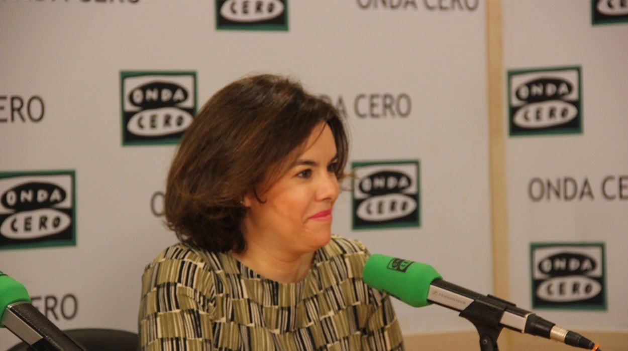 Sáenz de Santamaría: "Por no querer apoyar al PP, Sánchez corre el riesgo de ser tercera fuerza" Sáenz de Santamaría: "Por no querer apoyar al PP, Sánchez corre el riesgo de ser tercera fuerza"