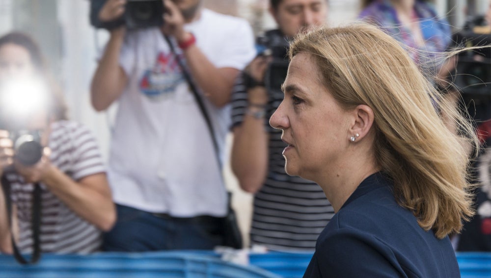 Manos Limpias llegó a tener un documento para solicitar la desimputación de la infanta Cristina Manos Limpias llegó a tener un documento para solicitar la desimputación de la infanta Cristina