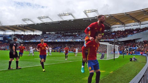 Piqu&eacute; y Ramos celebran el gol de Espa&ntilde;a ante la Rep&uacute;blica Checa
