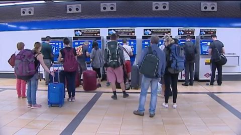 Pasajeros esperando un tren