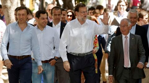 Mariano Rajoy acompa&ntilde;ado de Rafael Hernando y Juanma Moreno