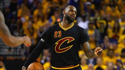 LeBron James protesta una acci&oacute;n durante el partido