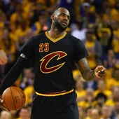 LeBron James protesta una acción durante el partido LeBron James protesta una acción durante el partido