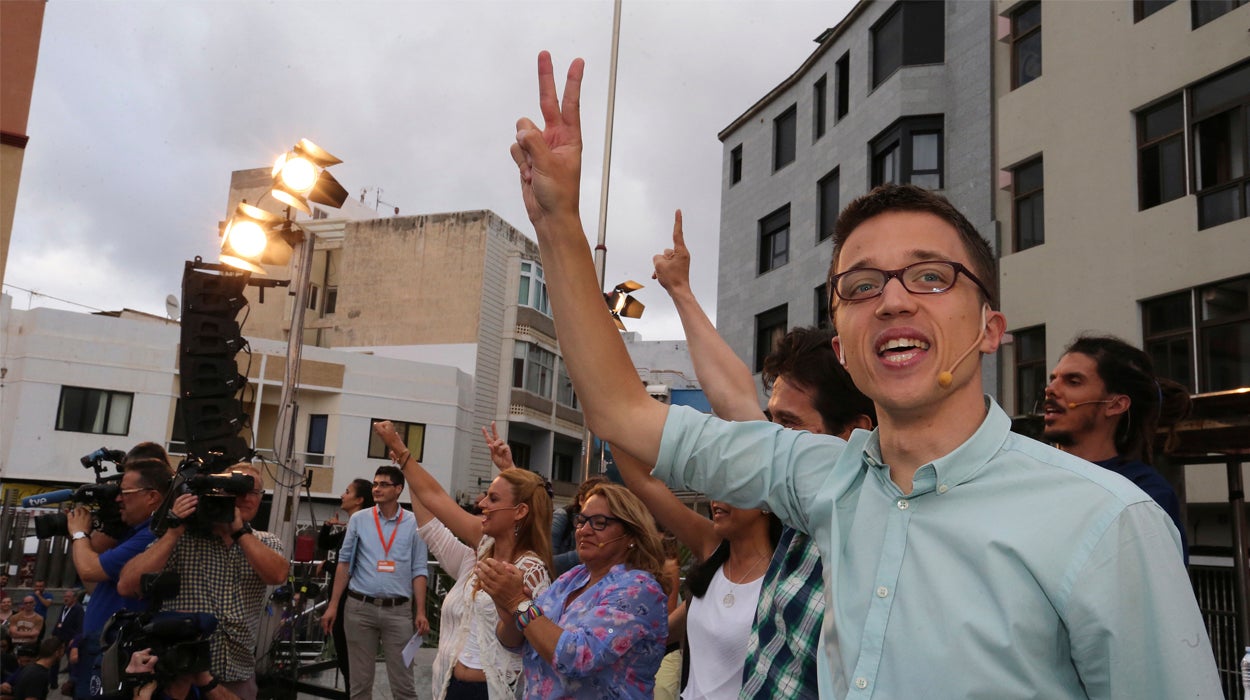 Podemos arremete contra Soria en su gran mitin de campaña en Gran Canaria y le exige que vuelva "a dar la cara" Podemos arremete contra Soria en su gran mitin de campaña en Gran Canaria y le exige que vuelva "a dar la cara"