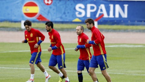Suave entrenamiento de los titulares de Espa&ntilde;a 